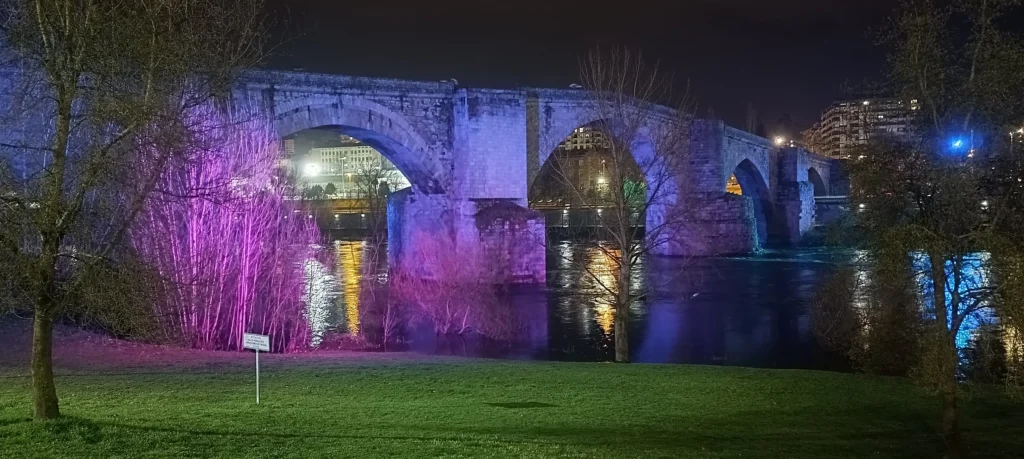 Puente romano de noche