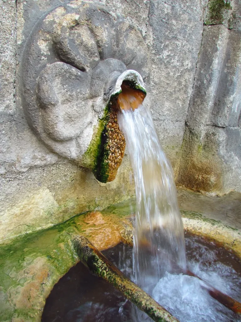 Caño de la Burga, con agua a mas de 60 ºC.